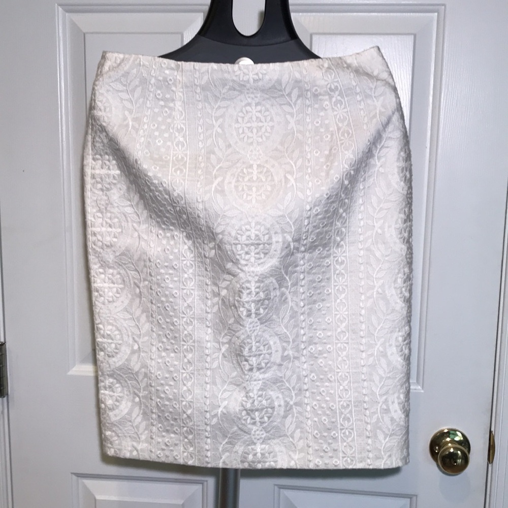 W by Worth White Embroidered Pencil Skirt Size 4 w/ Back Zip and Vent NWT